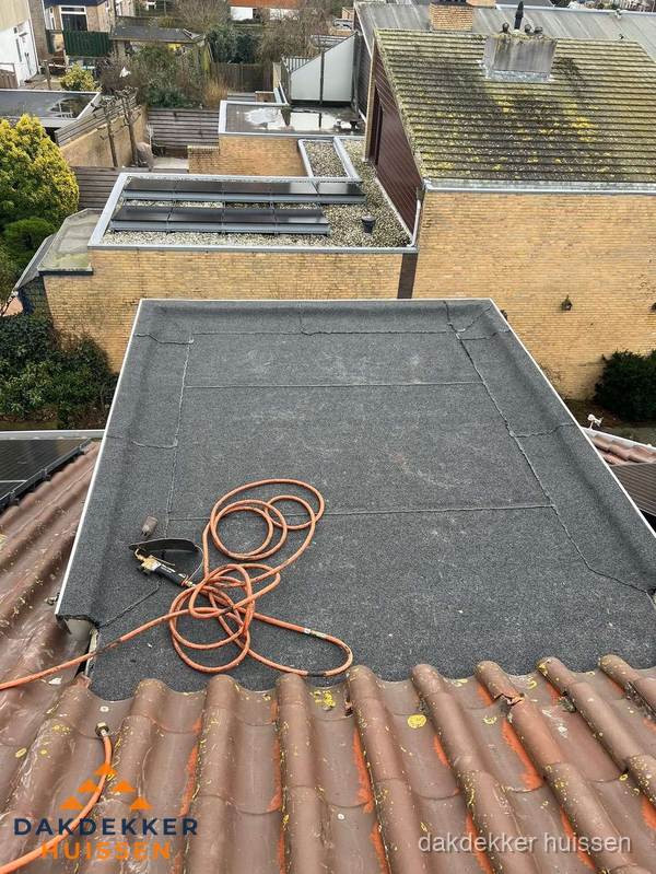 Reparatie aansluiting plat dak en schuin dak in Huissen