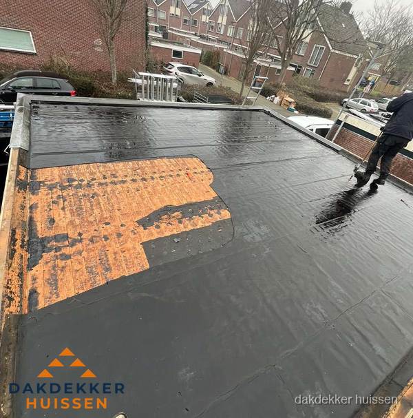 Dakdekker brengt EPDM dakbedekking aan op plat dak in Huissen