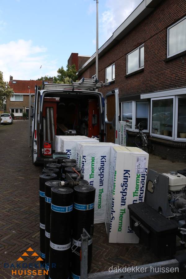 Levering van Kingspan isolatieplaten en bitumenrollen voor dakproject in Huissen