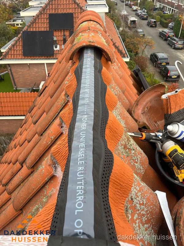 Dakdekker vervangt nokvorst met ruiterrol op pannendak in Huissen