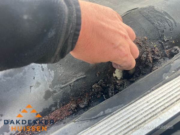Schade aan bitumen dakbedekking op plat dak in Huissen