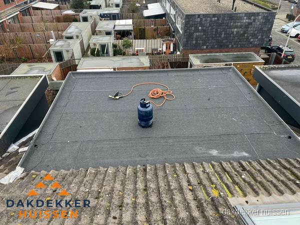 Dakrenovatie afgerond met nieuwe bitumen dakbedekking in Huissen