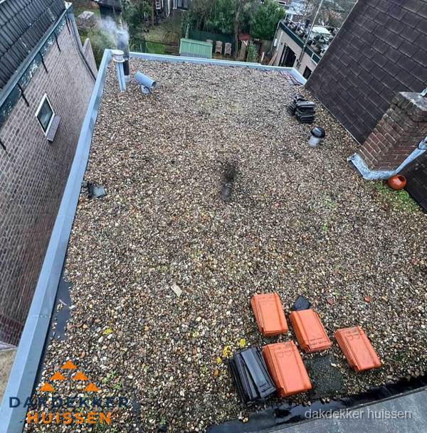 Plat dak met grindballast en dakdoorvoeren in Huissen
