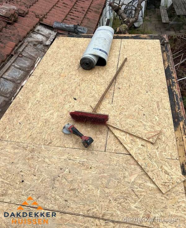 Plat dak vervangen met nieuwe OSB-ondergrond en bitumenrol in Huissen