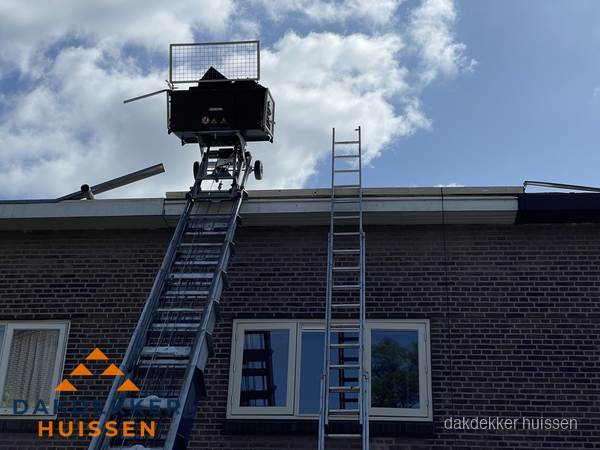 Ladderlift en ladder bij woning voor dakinspectie in Huissen