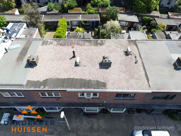 Plat dak met grindballast en dakdoorvoeren in Huissen