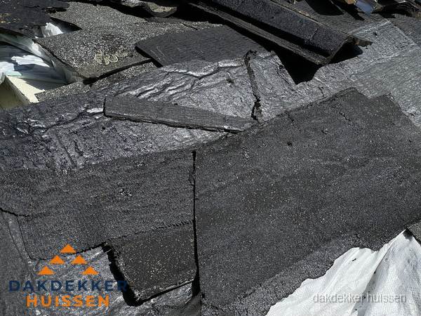 Verwijderd oud bitumen dakleer klaar voor vervanging in Huissen