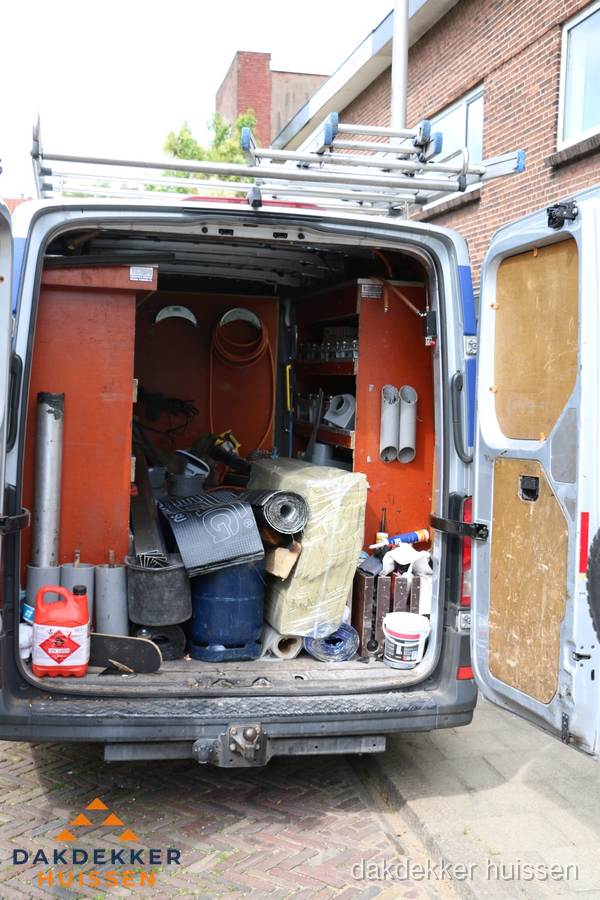 Bedrijfsbus van dakdekker met gereedschap en materialen in Huissen