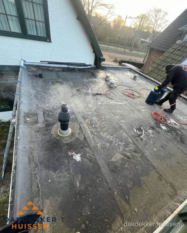 Dakdekker verhelpt daklekkage op plat dak in Huissen