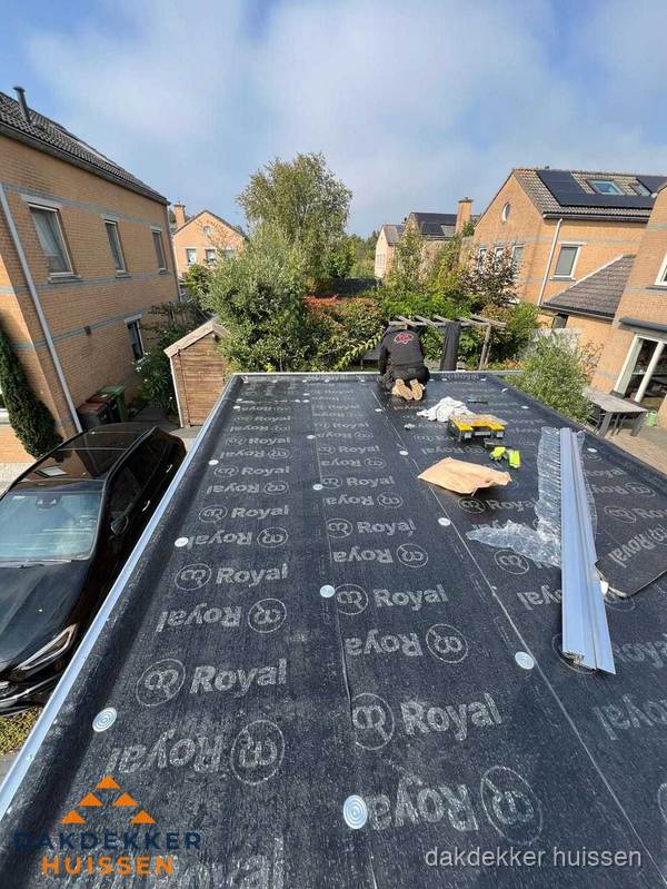 Nieuwe Royal bitumen dakbedekking op plat dak van aanbouw in Huissen