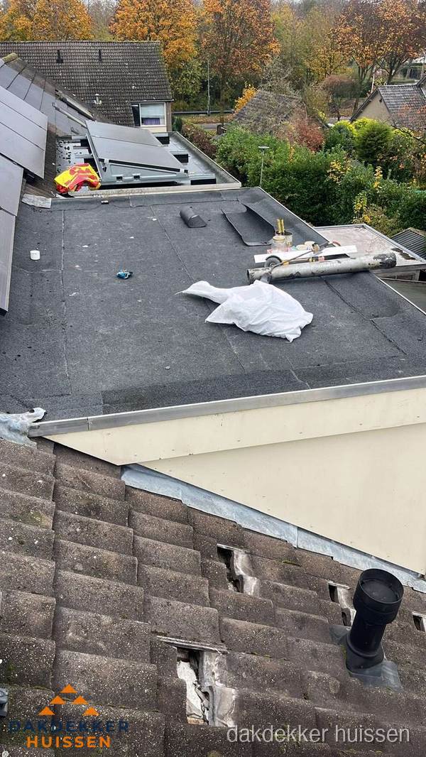 Beschadigde dakbedekking op plat dak voor reparatie in Huissen