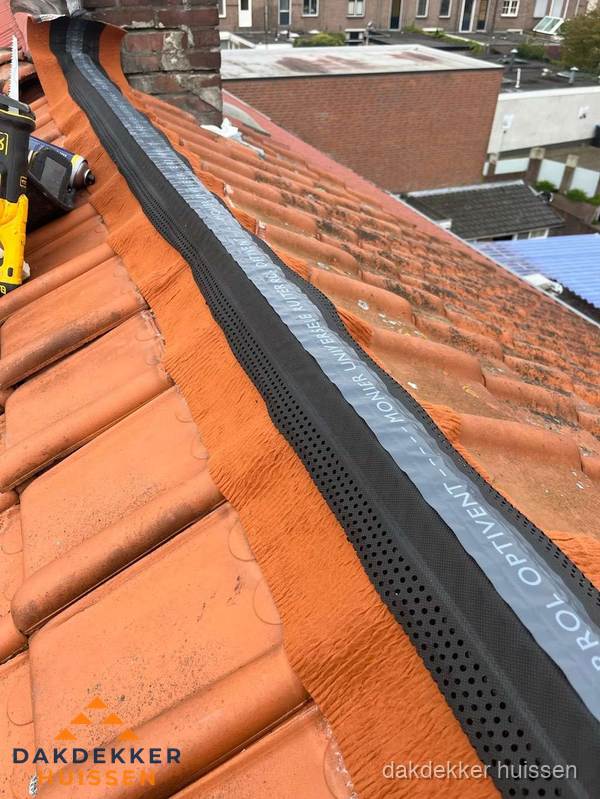 Nokventilatie installeren op hellend pannendak in Huissen