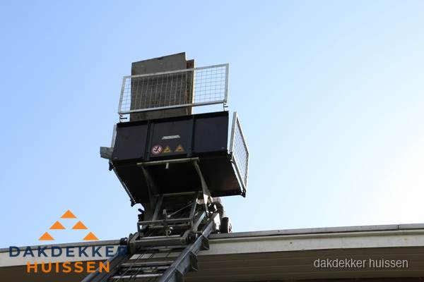 Dakdekkerslift voor materiaal transport bij dakwerkzaamheden in Huissen
