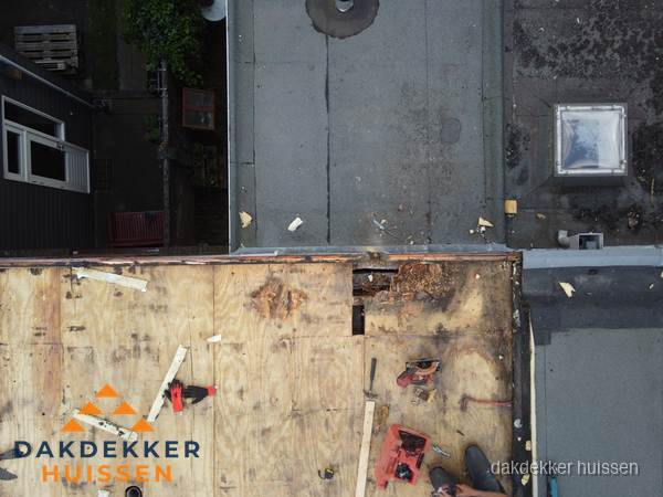Dakschade en renovatie plat dak vanuit de lucht in Huissen