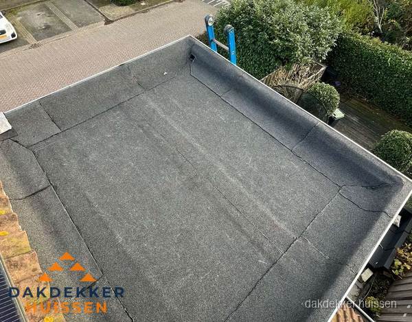 Gerenoveerd plat dak met nieuwe bitumen dakbedekking in Huissen