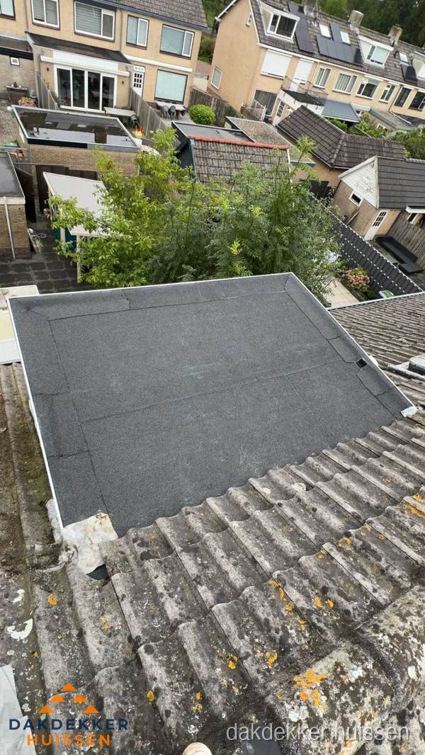 Plat dak aanbouw met bitumen dakbedekking in woonwijk Huissen