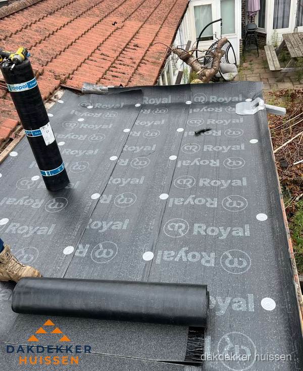 Bitumen dakbedekking leggen op plat dak aanbouw in Huissen