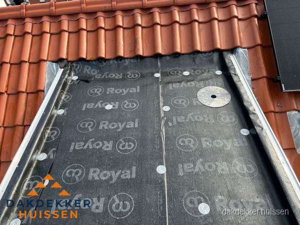 Nieuw dak met dakpannen en Royal onderlaag bij woning in Huissen