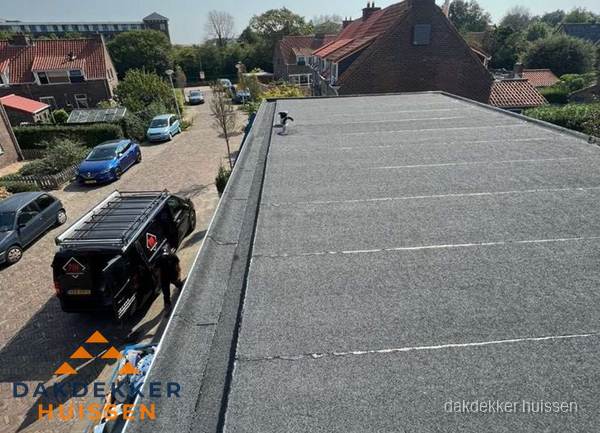Nieuw bitumen plat dak met uitzicht over woonwijk in Huissen