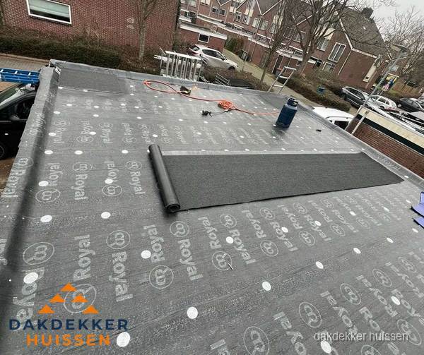 Dakrenovatie plat dak met bitumen dakbedekking in Huissen