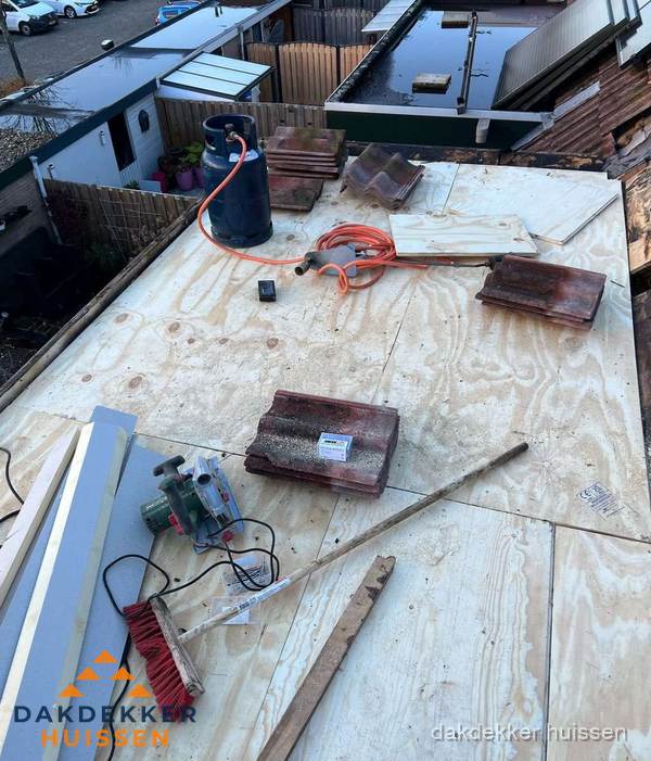 Dakreparatie werkzaamheden op plat dak met gereedschap in Huissen