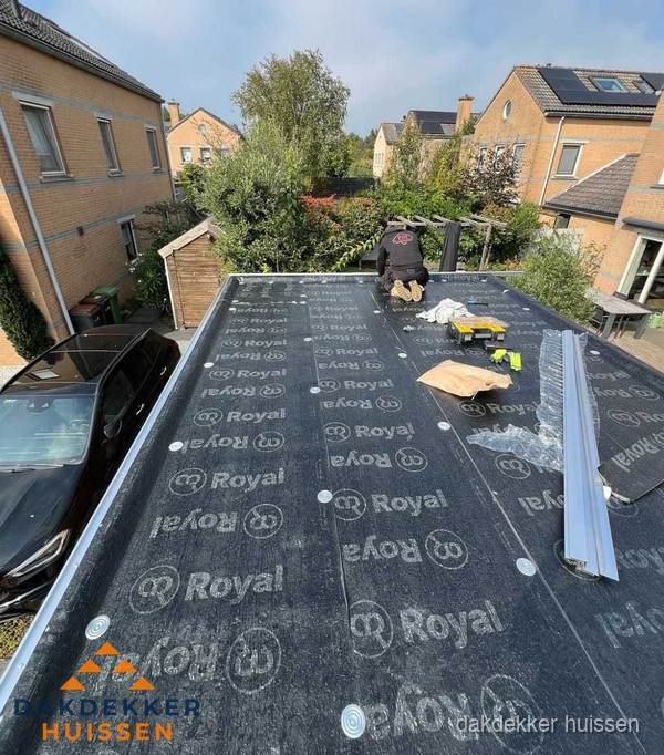 Dakdekker aan het werk op plat dak renovatie in Huissen