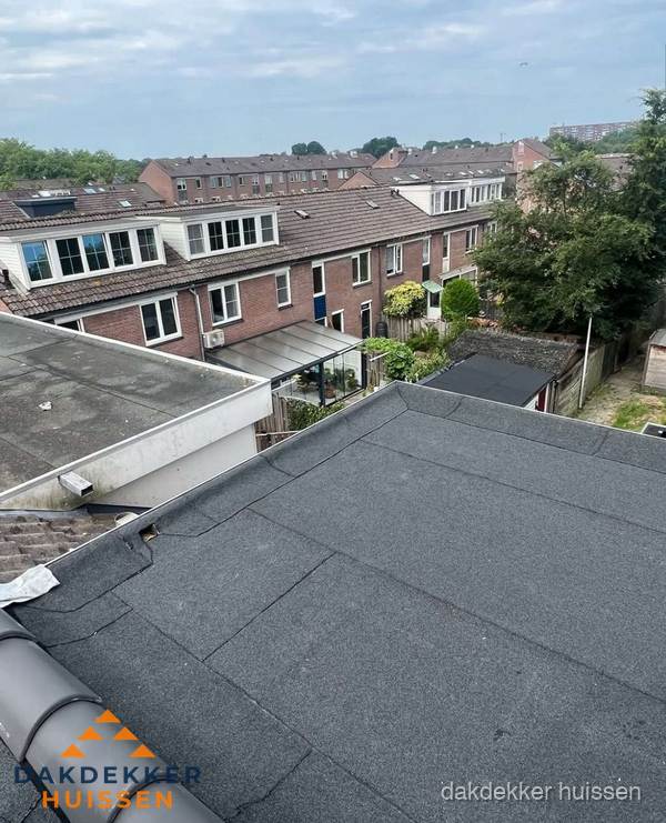 Vernieuwd plat dak met bitumen in woonwijk in Huissen