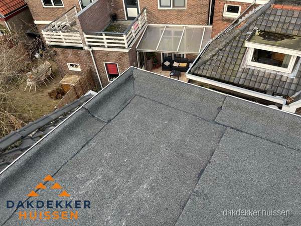 Overzicht plat dak met dakgoot in woonwijk Huissen