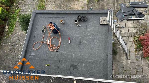 Plat dak met nieuwe bitumen bedekking in Huissen