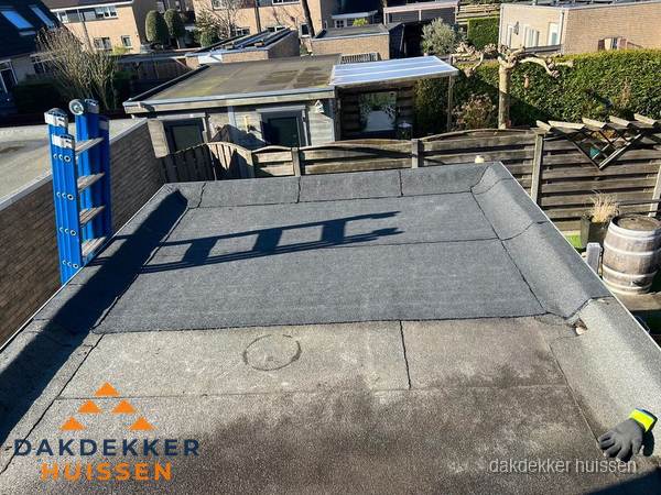 Dakdekker bij bitumen plat dak renovatie in Huissen