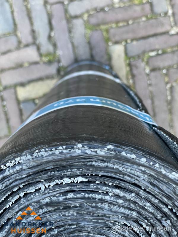 Rol bitumen dakleer met leislag voor plat dak in Huissen
