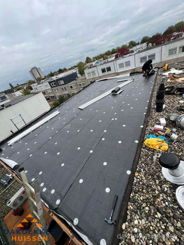 Dakleer vervangen op groot plat dak door dakdekker in Huissen
