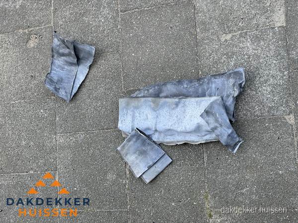 Oude verwijderde loodslabben na vervanging in Huissen