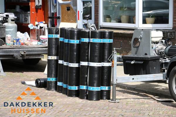 Rollen bitumen dakbedekking klaar voor daklekkage reparatie in Huissen