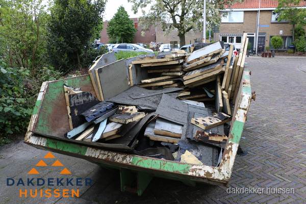 Puincontainer met oud dakmateriaal na dakrenovatie in Huissen