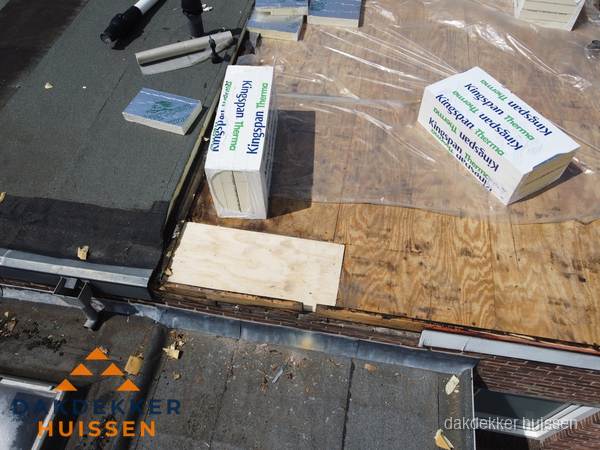 Plat dak isolatie met Kingspan isolatieplaten tijdens renovatie in Huissen