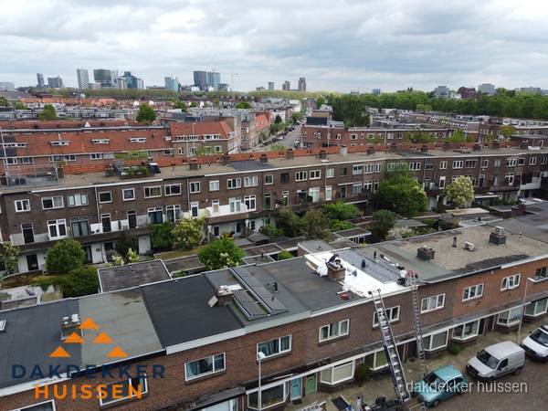 Spoed dakdekker aan het werk op plat dak in woonwijk Huissen