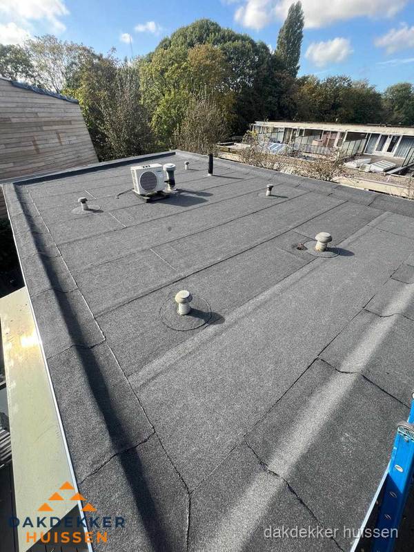 Kosten dakdekker: afgewerkt plat bedrijfsdak met bitumen in Huissen
