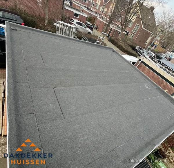 Nieuwe bitumen dakbedekking op plat dak van garage in Huissen