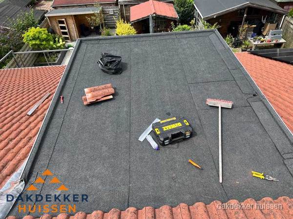 Nieuw plat dak met bitumen dakbedekking in Huissen