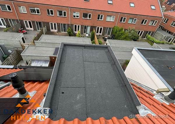 Plat dak met bitumen bedekking naast dakkapel in Huissen