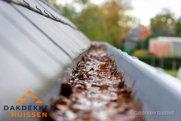 Verstopte dakgoot met bladeren schoonmaken in Huissen