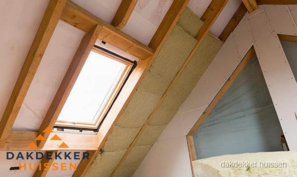 Isolatie schuin dak met steenwol en dakraam in Huissen