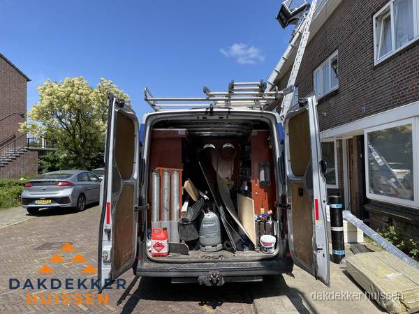 Spoed dakdekker bus met gereedschap en ladder bij woning in Huissen