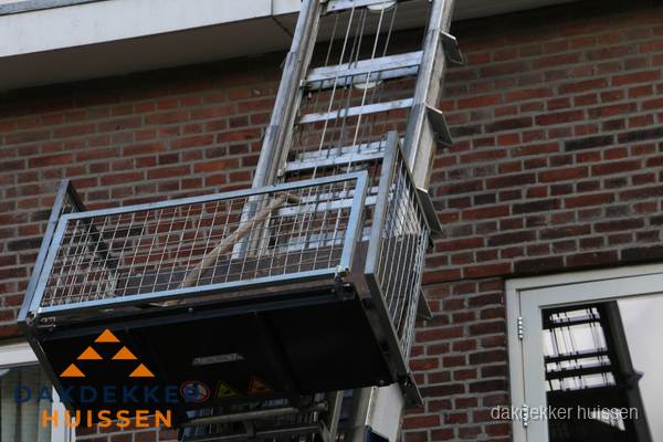 Ladderlift met dakpannen voor dakpan reparatie in Huissen