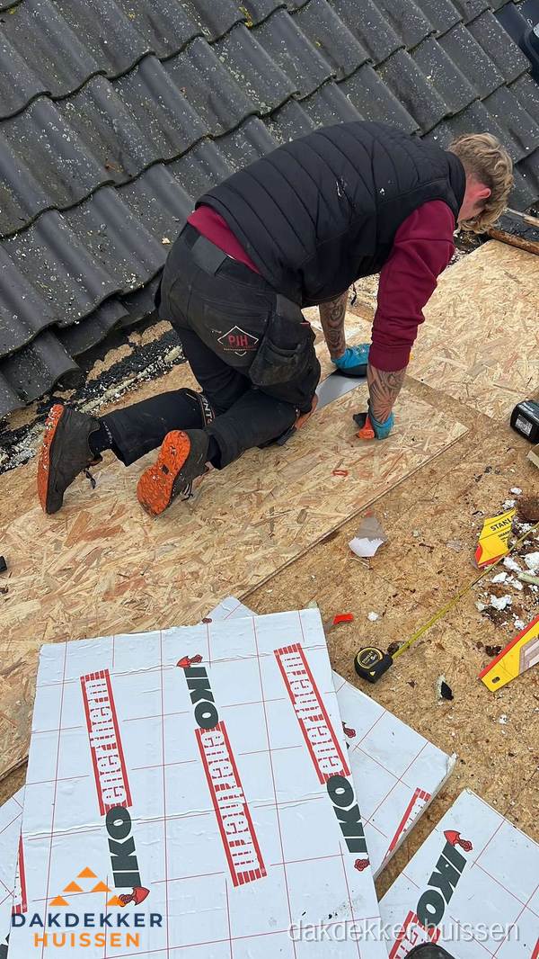 Dakdekker plaatst PIR-isolatieplaten op plat dak in Huissen