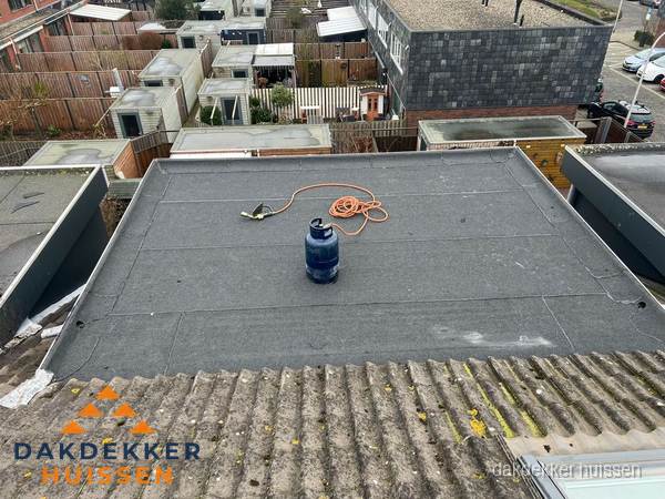 Plat dak met bitumen dakbedekking en brander in Huissen