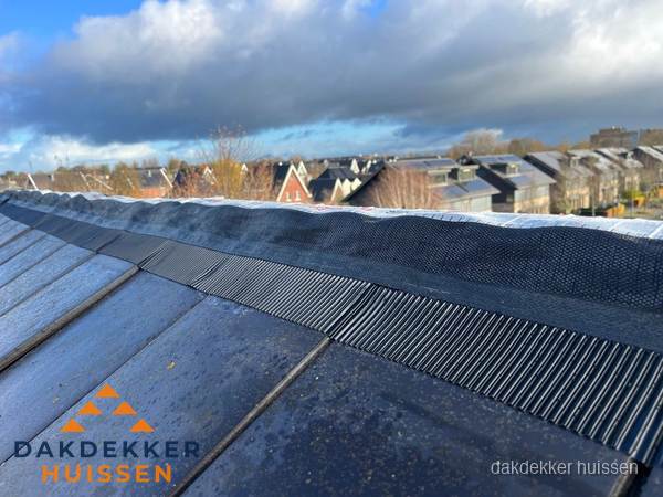 Dakisolatie bij de nok met ventilatieprofiel op schuin dak in Huissen