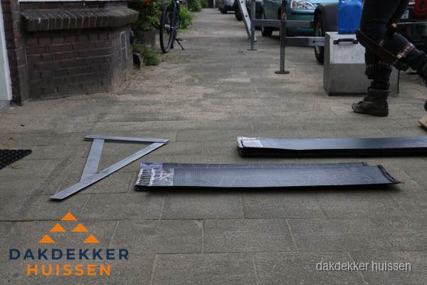 Dakbedekkingsmateriaal en zinkwerk klaargelegd voor reparatie in Huissen