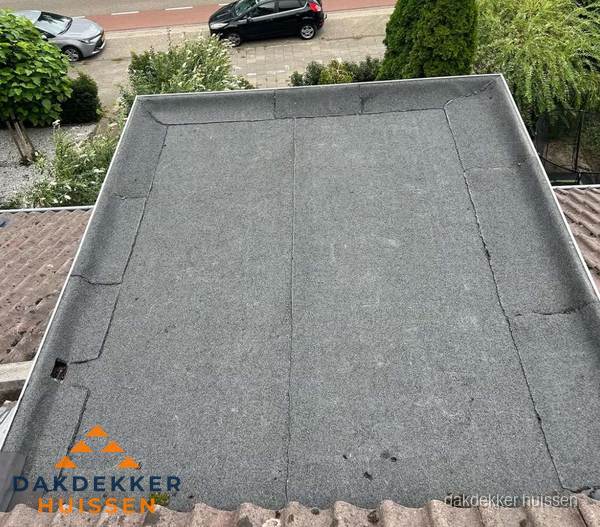Nieuw aangebrachte bitumen dakbedekking op plat dak in Huissen